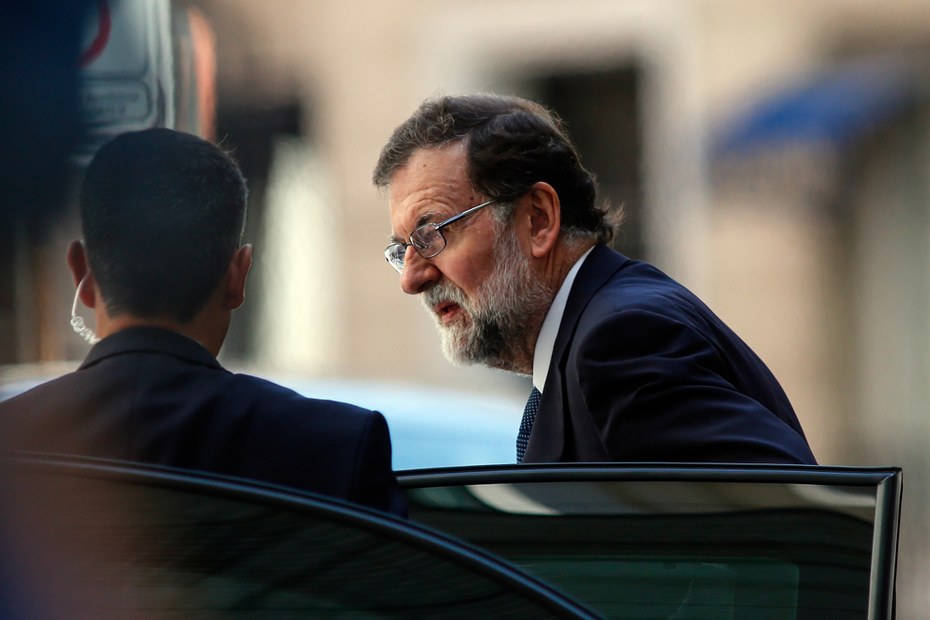 Der Skandal eskalierte, als plötzlich in den Medien eine handschriftliche Liste von prominenten Figuren der Rechtspartei PP auftauchte, die aus einer „Kasse B“ ein zweites Gehalt bezogen. Diese Liste schloss den Chef der Rechtsregierung, Mariano Rajoy, ein