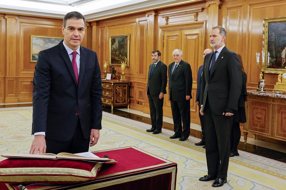 Pedro Sánchez, der alte und neue Ministerpräsident Spaniens, schwört im Beisein von König Felipe VI. auf die Verfassung, Madrid, 17. November 2023.