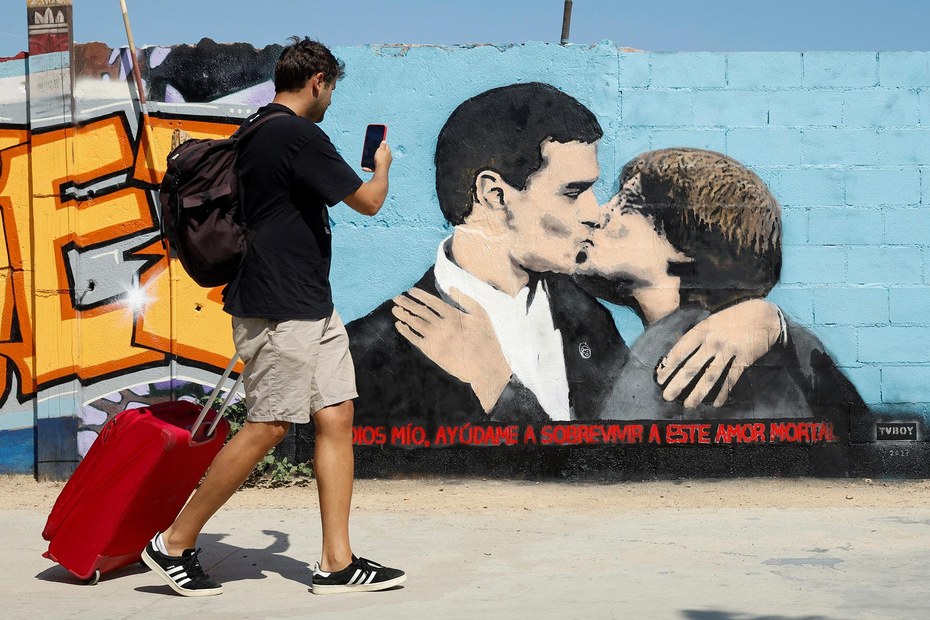 Für einen Bruderkuss müsste der Rechte Sozialist sein: Sánchez-Puigdemont-Graffiti des Künstlers TvBoy in Barcelona