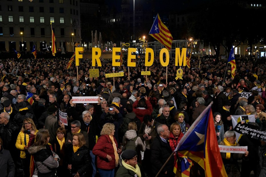 Während in Madrid geklagt wird, wird in Barcelona demonstriert