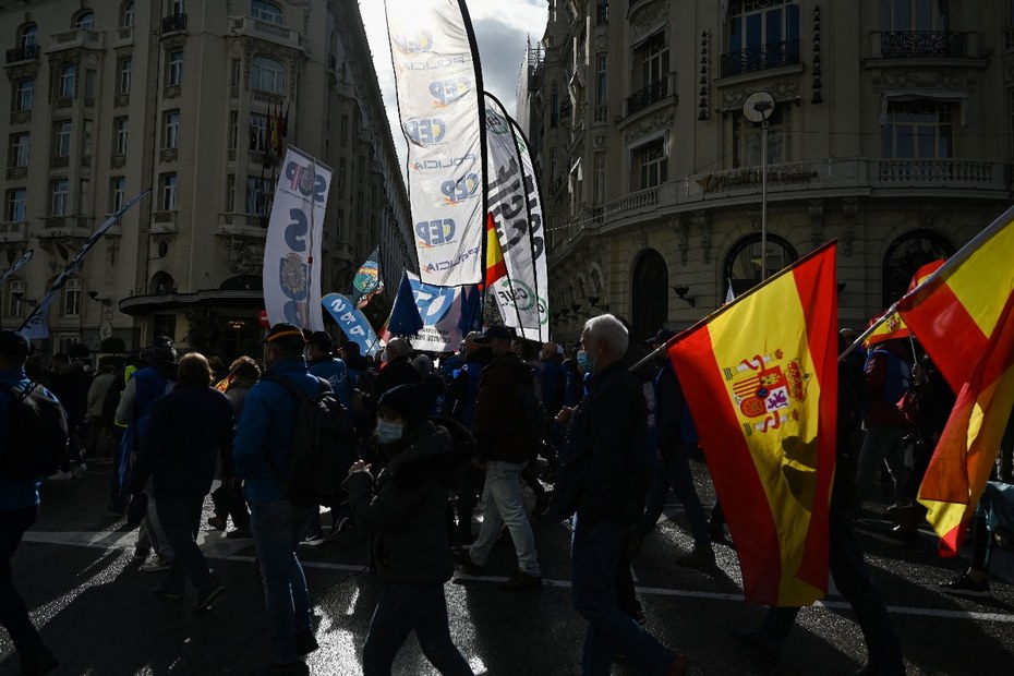 20.000 Angehörige der Guardia Civil und der Nationalpolizei haben in Spanien gegen die sogenannten „Knebelgesetze“ demonstriert
