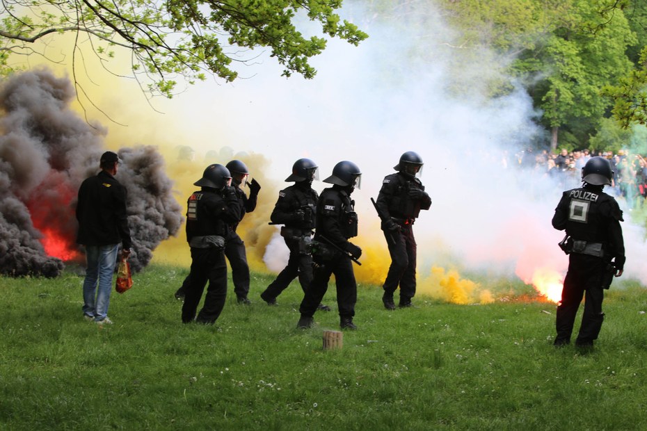 Nach dem Aufstiegsspiel der SG Dynamo Dresden ging die Polizei nicht nur gegen randalierende Fans rabiat vor