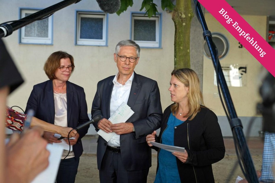Carsten Sieling (SPD) mit den Fraktionsvorsitzenden der Linken, Kristina Vogt (l.), und der Grünen, Maike Schaefer (r.) bei den Koalitionsverhandlungen in Bremen
