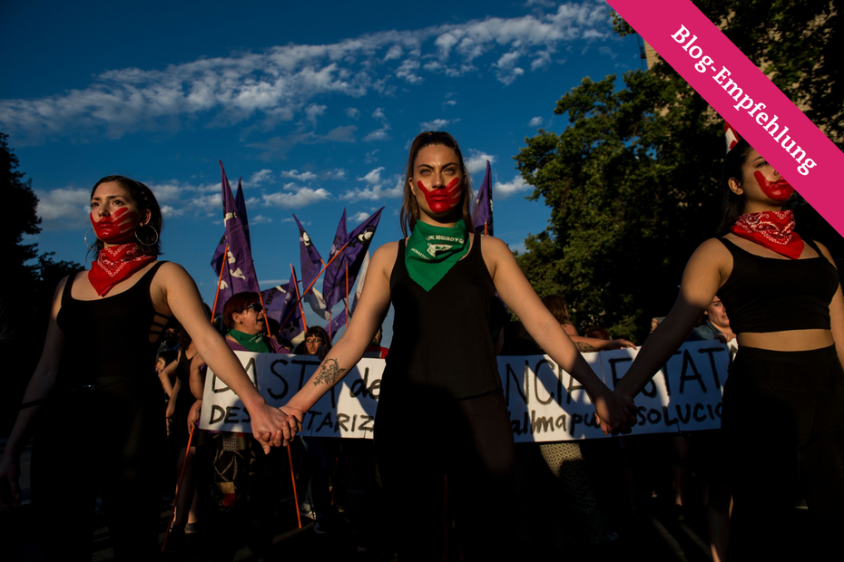 Aktivistinnen demonstrieren zum Tag gegen Gewalt an Frauen in Santiago