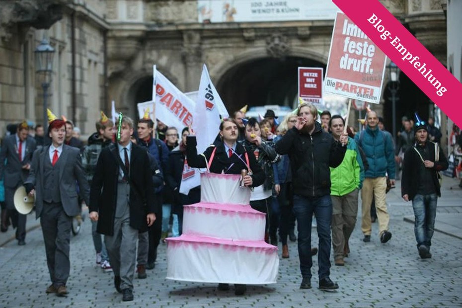 Gegendemonstrantinnen und -demonstranten gehen am Montag gegen die Feier des Pegida-Jahrestags auf die Straße