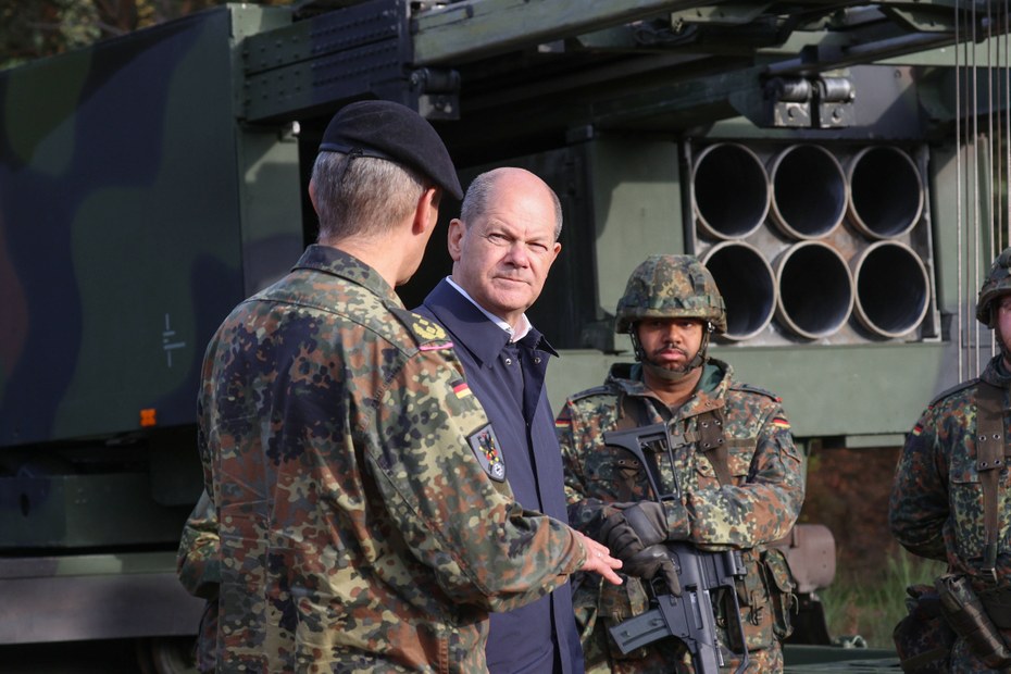 Deutschland liefert fünf Mehrfachraketenwerfer MARS II mit Munition an die Ukraine. Bundeskanzler Olaf Scholz ließ sich in der Lüneburger Heide das Equipment der Bundeswehr erklären (17.11.2022)