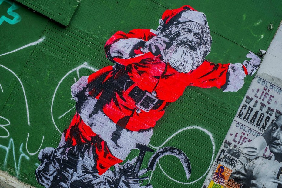 Statt Hammer und Sichel bringt der Weihnachtsmann in Neukölln befristete Verträge