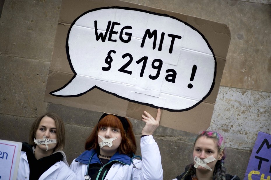 Frauen in Deutschland müssen ihre Überlegungen über einen Schwangerschaftsabbruch nun quasi vom Staat kommentieren lassen. Dafür haben sie nicht gekämpft