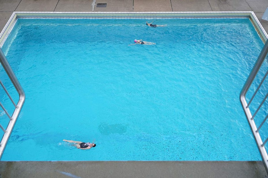 Im Berliner Bädern schwimmen jetzt häufiger nur noch: weiße Körper