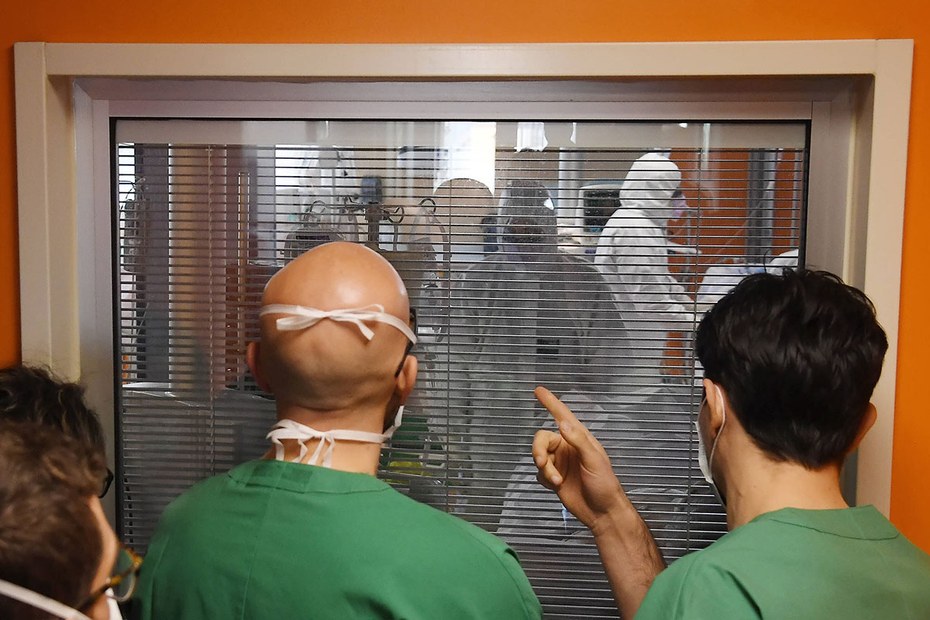 Intensivstation in Rom: In Italien stehen Ärzte schon vor der Entscheidung, wen sie behandeln können und wen nicht