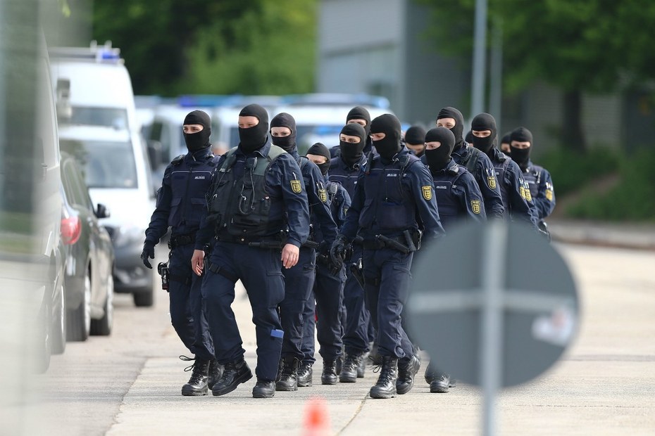 Martialisch ist das Erscheinungsbild der Polizei am 3. Mai 2018 in Ellwangen. Es fehlt jedoch ein, für einen Rechtsstaat wichtiges Detail: der Durchsungsbeschluss