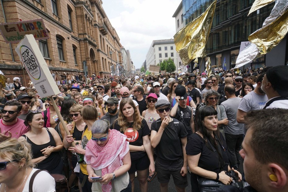 70.000 haben am Sonntag in Berlin ein eindrucksvolles Zeichen gesetzt. Sie scheinen mehr aus der Geschichte gelernt zu haben als "ihre" Bundestagsparteien
