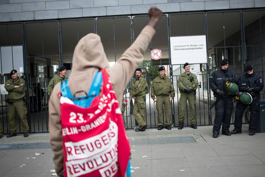 Protest gegen die Abschiebung des Refugee-Aktivisten Patras Bwansi im September 2013. Knapp 5 Jahre später wird es noch immer als No-Go angesehen, dass Geflüchtete sich für ihre Interessen zusammen tun