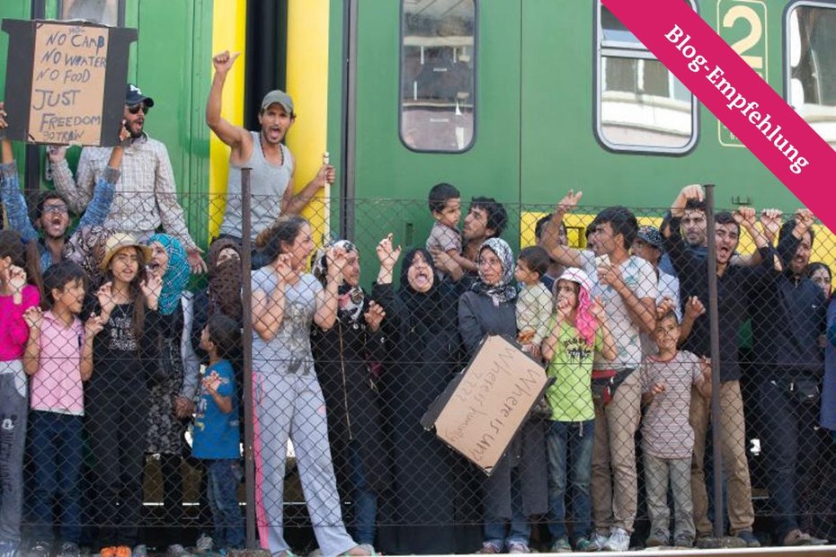 In Bicske, rund 40 Kilometer von Budapest, sitzen seit Donnerstag mehrere hundert Menschen in einem Zug fest