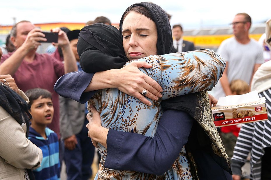 Die neuseeländische Premierministerin Jacinda Ardern umarmt die Besucherin einer Moschee, zwei Tage nach den Anschlägen