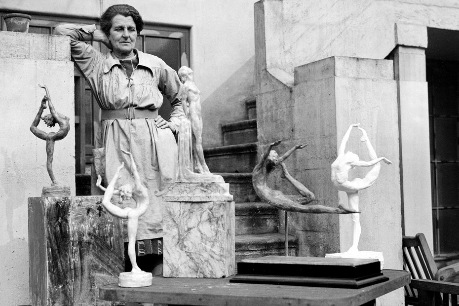 Bayswater, 1931: Die Bildhauerin Lady Hilton Young in ihrem Atelier