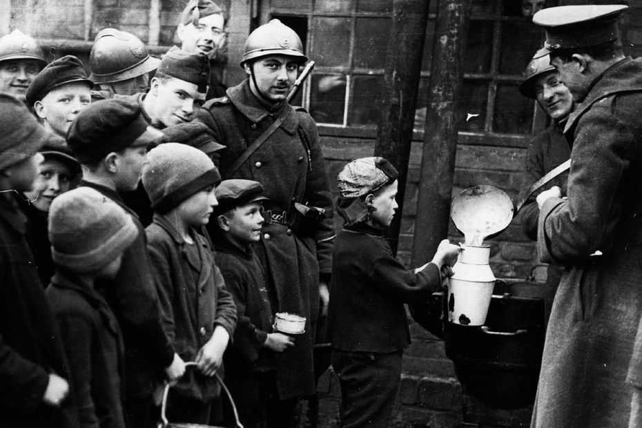 Kinder warten auf die Ausgabe von Wasser während der Ruhrbesetzung durch die Belgier und Franzosen (1923)