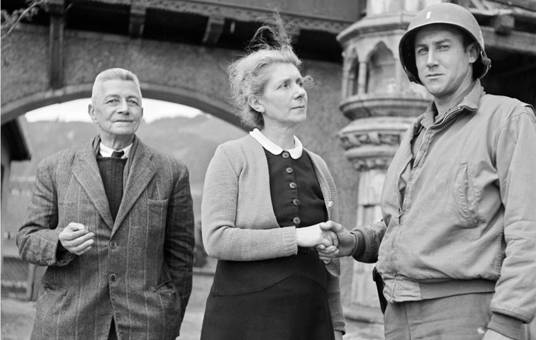 Charles de Gaulles Schwester mit ihrem Mann nach der Befreiung des Schlosses Itter