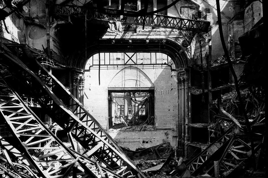 Wiener Staatsoper, 1945: Nach dem Zusammenbruch wurden Bühnen improvisiert, vorzugsweise im Keller