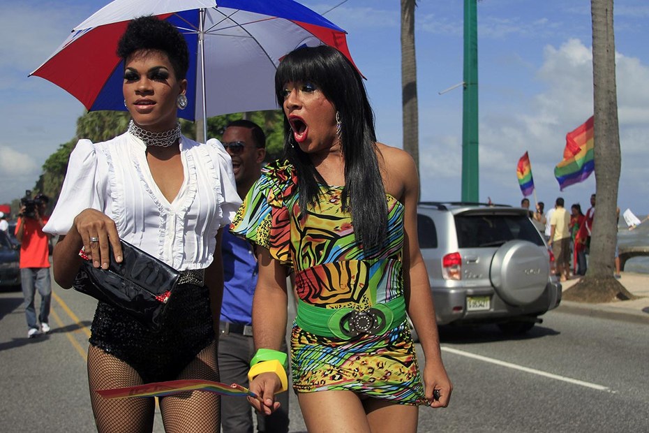 Teilnehmer*innen einer Demonstration für die Rechte von Schwulen und Lesben in Santo Domingo
