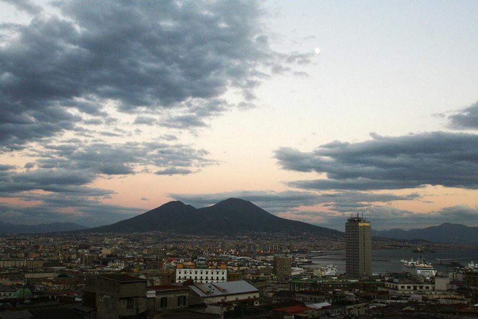 Neapel, wo auch die höchsten Höhen noch einen Hauch von Unterwelt atmen