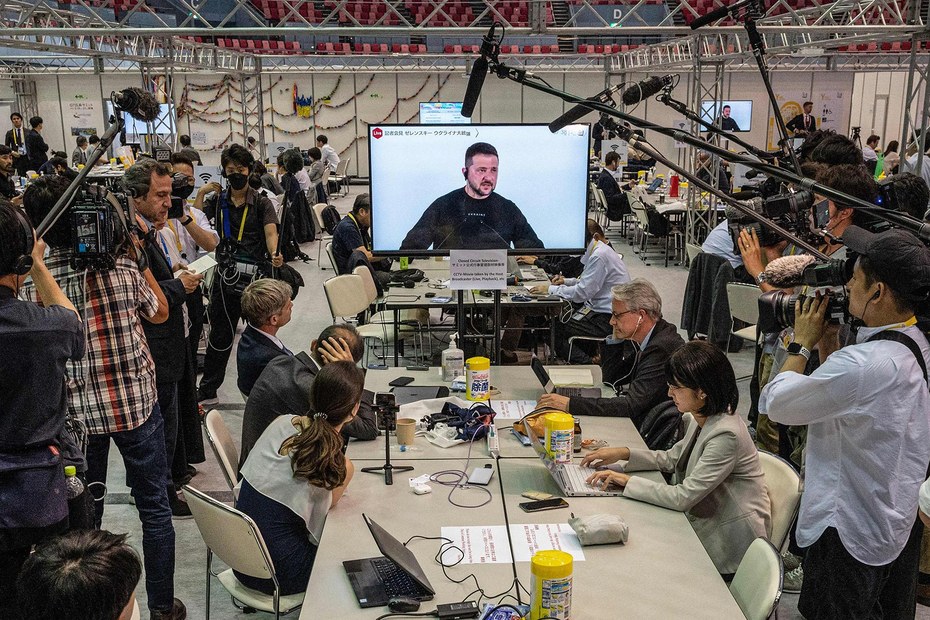 Filmt da wer den Bildschirm ab? Pressezentrum beim G7-Gipfel in Hiroshima während Wolodymyr Selenskyjs Pressekonferenz