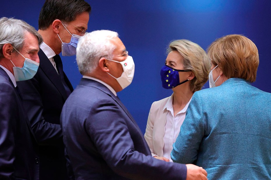 EU-Kommissionspräsidenten Ursula von der Leyen und Bundeskanzlerin Angela Merkel mit einer Handvoll Männer beim EU-Gipfel