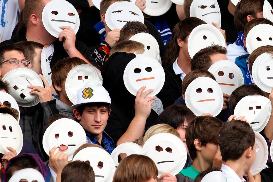 Maskierte Gewalt? Fans des Karlsruher SC verdecken während einem Spiel ihre Gesichter als Widerstand gegen eine Kamera-Gesichtserkennung