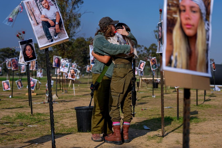 Zwei Israelis trauern um die Toten des Hamas-Massakers am 7. Oktober 2023