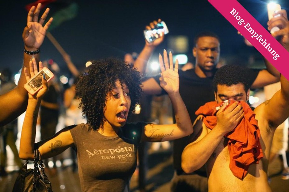 Proteste in Ferguson nachdem ein Polizist den Teenager Michael Brown erschossen hat