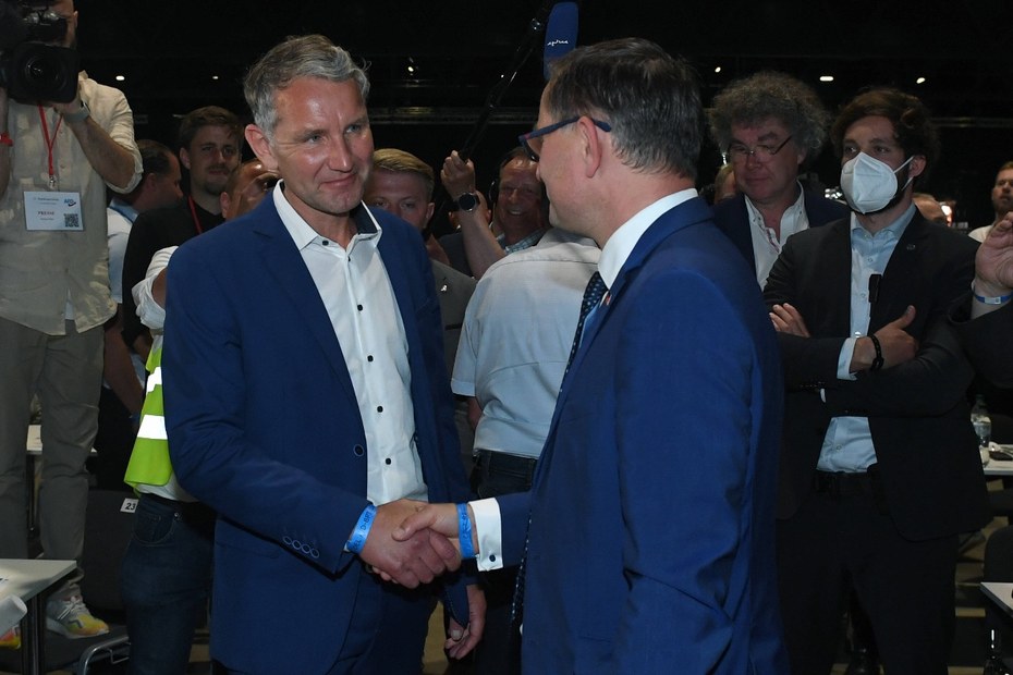 Björn Höcke (links) sieht sich bereits als Tino Chrupallas (rechts) Nachfolger an der Spitze der AfD