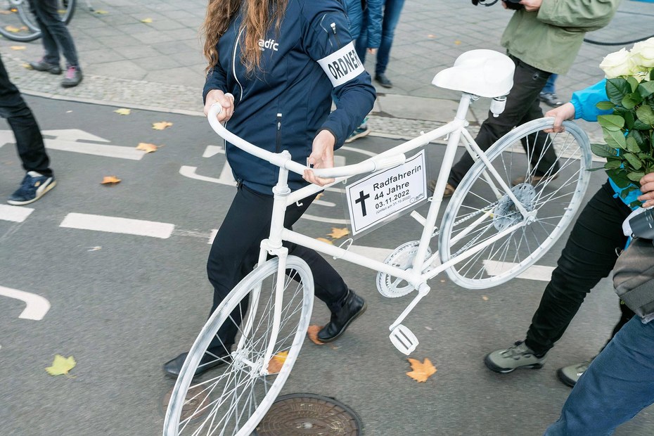 Wie viele noch? Ein weiß lackiertes Rad erinnert nun auch an der Bundesallee in Berlin an eine tödlich verunglückte Radfahrerin