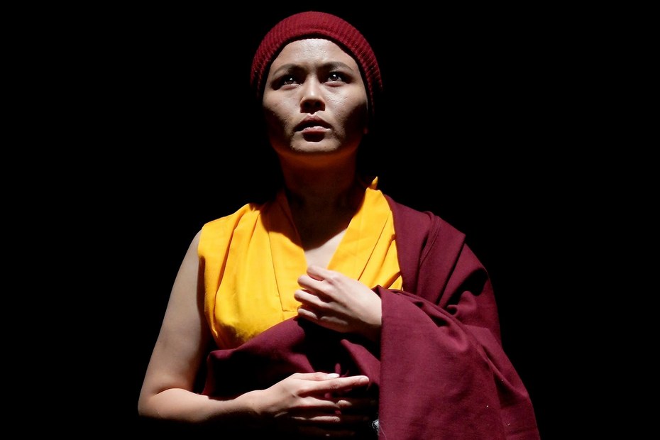 Intensive Einblicke: Tibetische Schauspieler*innen performen „Pah-Lak“ bei den Ruhrfestspielen