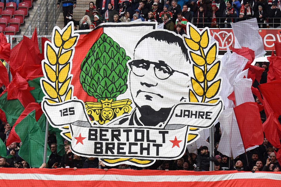 Auch Fußball-Fans feiern ihn: Theatermacher Bertold Brecht