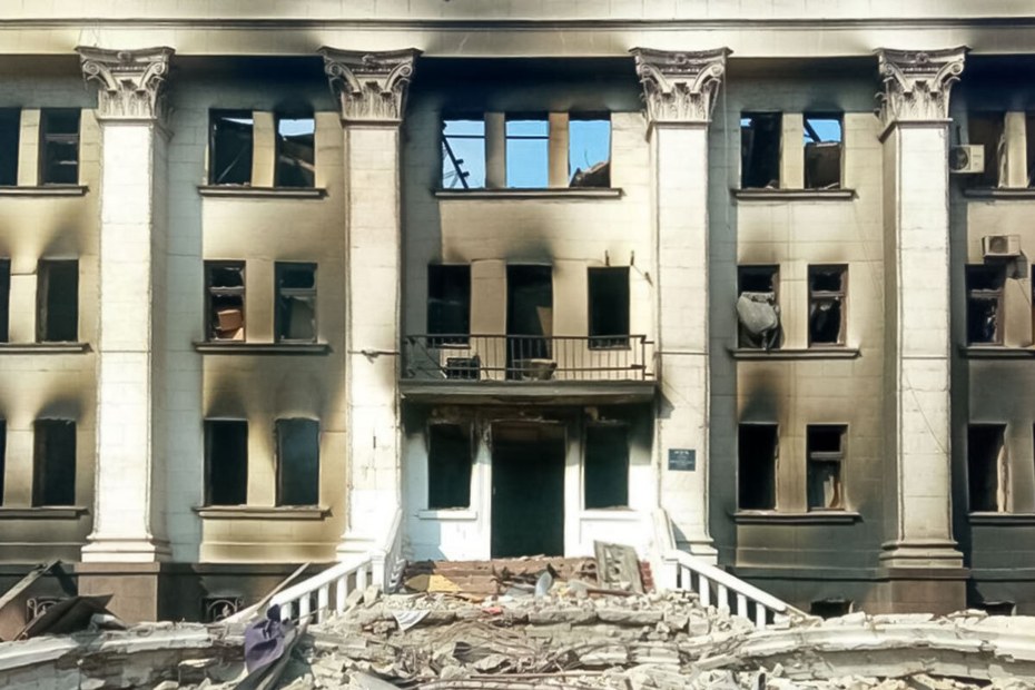 Das zerstörte Theater in Mariupol. Berichten zufolge wurde das Gebäude, in dem über Tausend Zivilisten Schutz suchten, von einem russischen Luftschlag getroffen