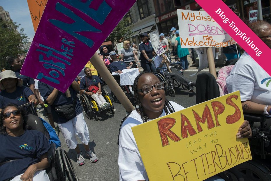 New York City, 2015: Demonstrant:innen fordern Barrierefreiheit im öffentlichen Raum