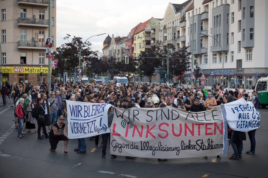 An die 500 Menschen protestieren in Berlin Kreuzberg unter dem Motto „Wir sind alle linksunten“ gegen das Verbot der linksradikalen Internetplattform linksunten.indymedia.org (Archivbild, 27.08.2017)