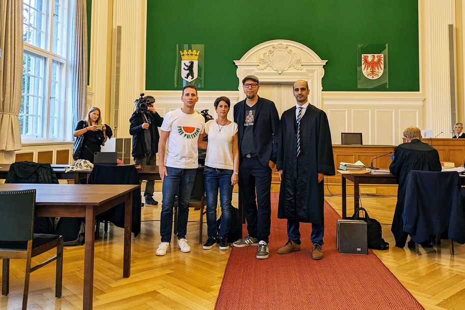 Die Kläger mit ihrem Anwalt im Gerichtssaal