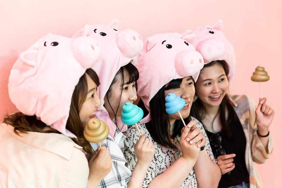 Freizeit-Tipp: Das fröhliche Hochhalten von Plastik-Kacke fühlt sich viel weniger bizarr an, wenn man dabei ein Schweinskostüm trägt