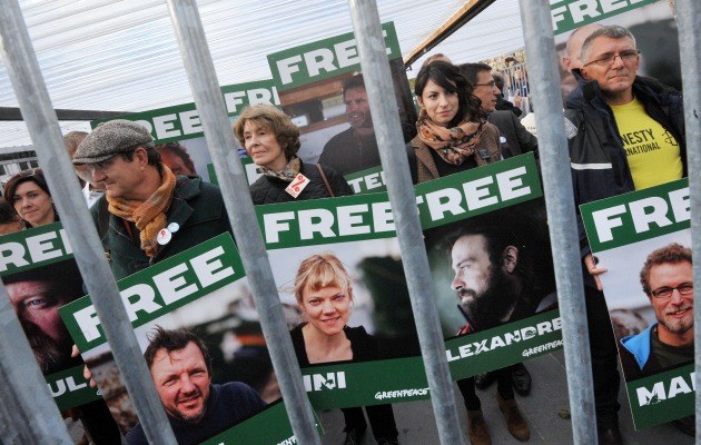 In Paris fordern Demonstranten die Freilassung der inhaftierten Greenpeace-Mitglieder