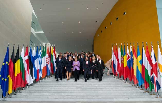 Angela Merkel und Teilnehmer der Konferenz zur Bekämpfung der Jugendarbeitslosigkeit in Europa sammeln sich zum Familienfoto