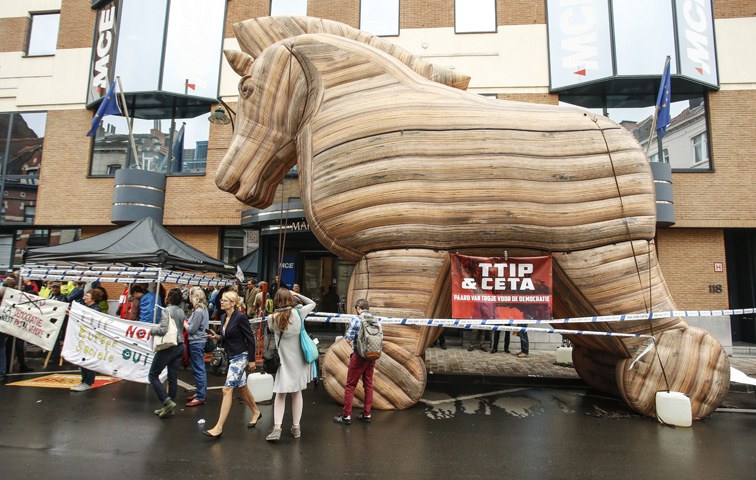 Abkommen durch die Hintertür: TTIP-Gegner protestieren in Brüssel mit einem Trojanischen Pferd gegen die Verhandlungen