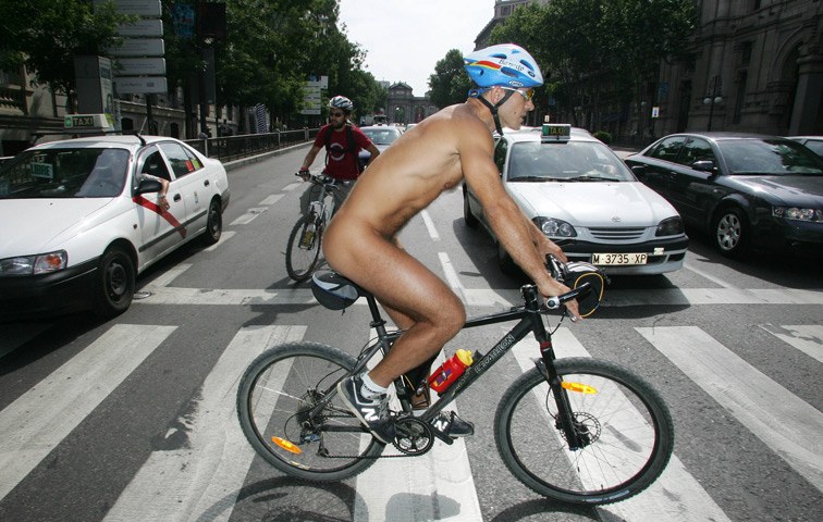 Teilweise schutzlos: Ein Radfahrer demonstriert während des "World Naked Bike Ride" gegen aggressive Autofahrer (mit Helm, versteht sich)