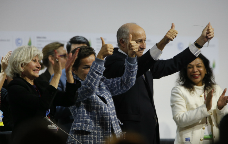 Daumen hoch von der Führungsriege: Laurence Tubiana, Christiana Figueres und Laurent Fabius (v.l.n.r.) zum Ende der Klimakonferenz