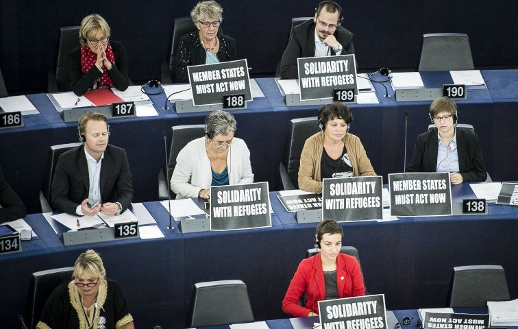 Mitglieder des EU-Parlaments bekunden Solidarität mit den Geflüchteten während Jean-Claude Juncker über einen Verteilungsschlüssel spricht