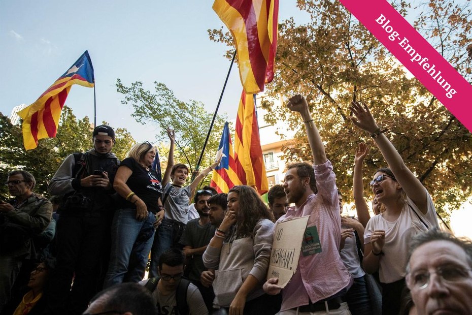 Nachdem einige Beamte festgenommen wurden, protestieren Tausende auf den Straßen von Barcelona