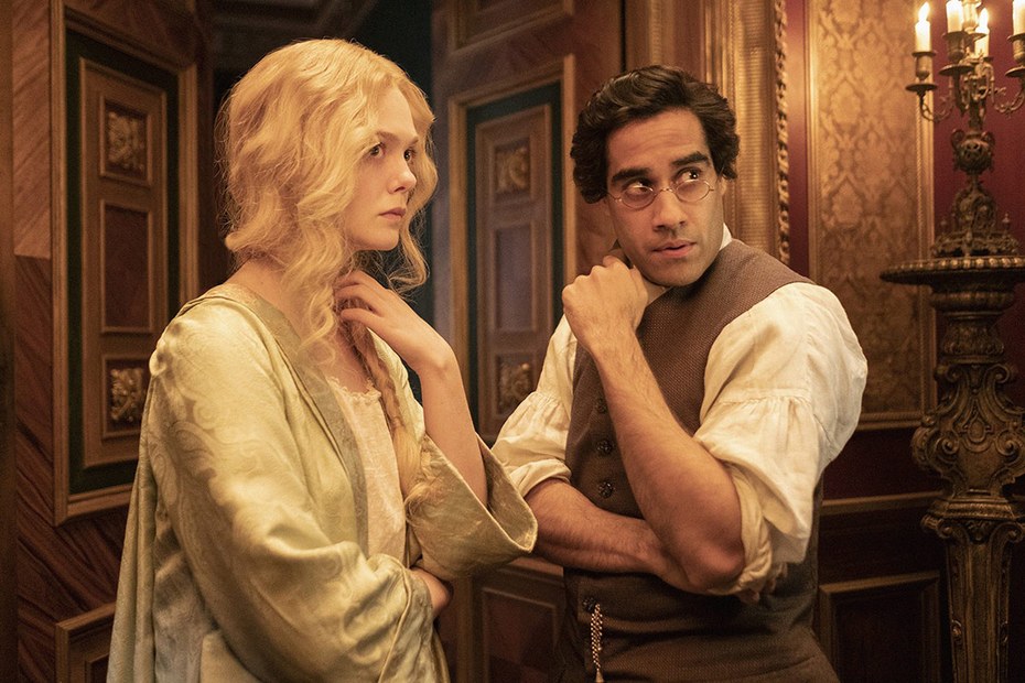 Elle Fanning (l.) und Sacha Dhawan in „The Great“
