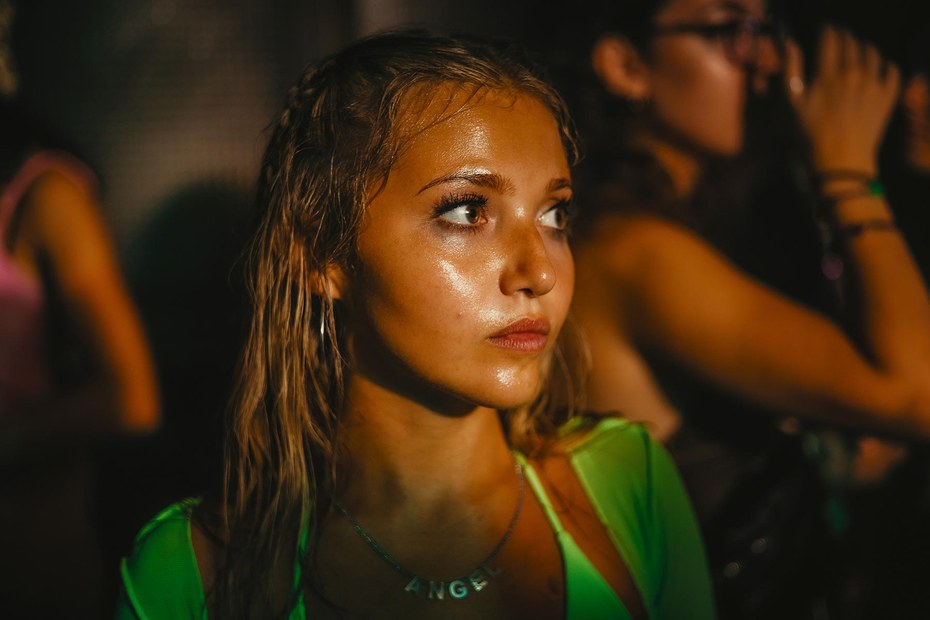 Im Griechenland-Party-Urlaub mit Freundinnen soll die 16-jährige Tara (Mia McKenna-Bruce) endlich ihre Unschuld verlieren