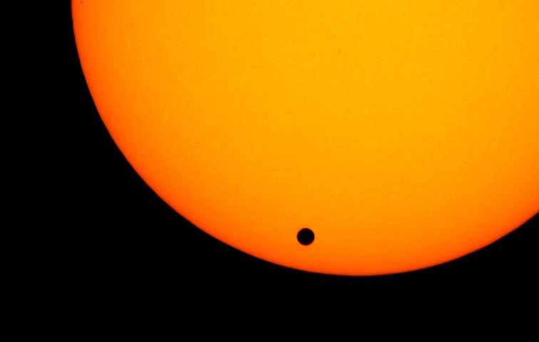 Die Venus (klein) vor der Sonne (groß)