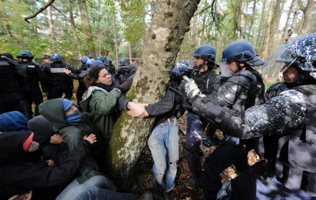 Der Baum als antikapitalistischer Halt: Hier kämpfen französische Aktivisten 2012 gegen ein Flughafenprojekt bei Notre-Dame-des-Landes